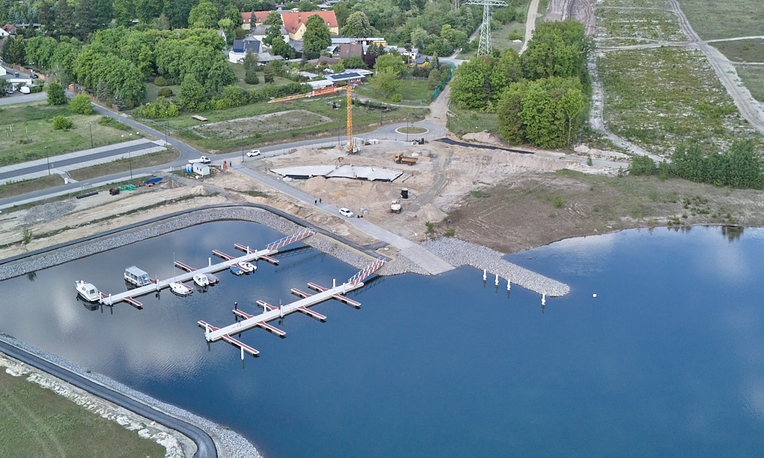 Marina, Badestrand und das entstehende „KANU Sedlitz“ entwickeln die Sedlitzer Bucht neu. Foto: Yellow Moses